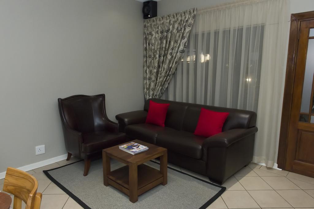 The Suburban Guest House Bloemfontein Extérieur photo