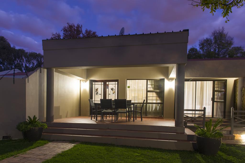 The Suburban Guest House Bloemfontein Extérieur photo