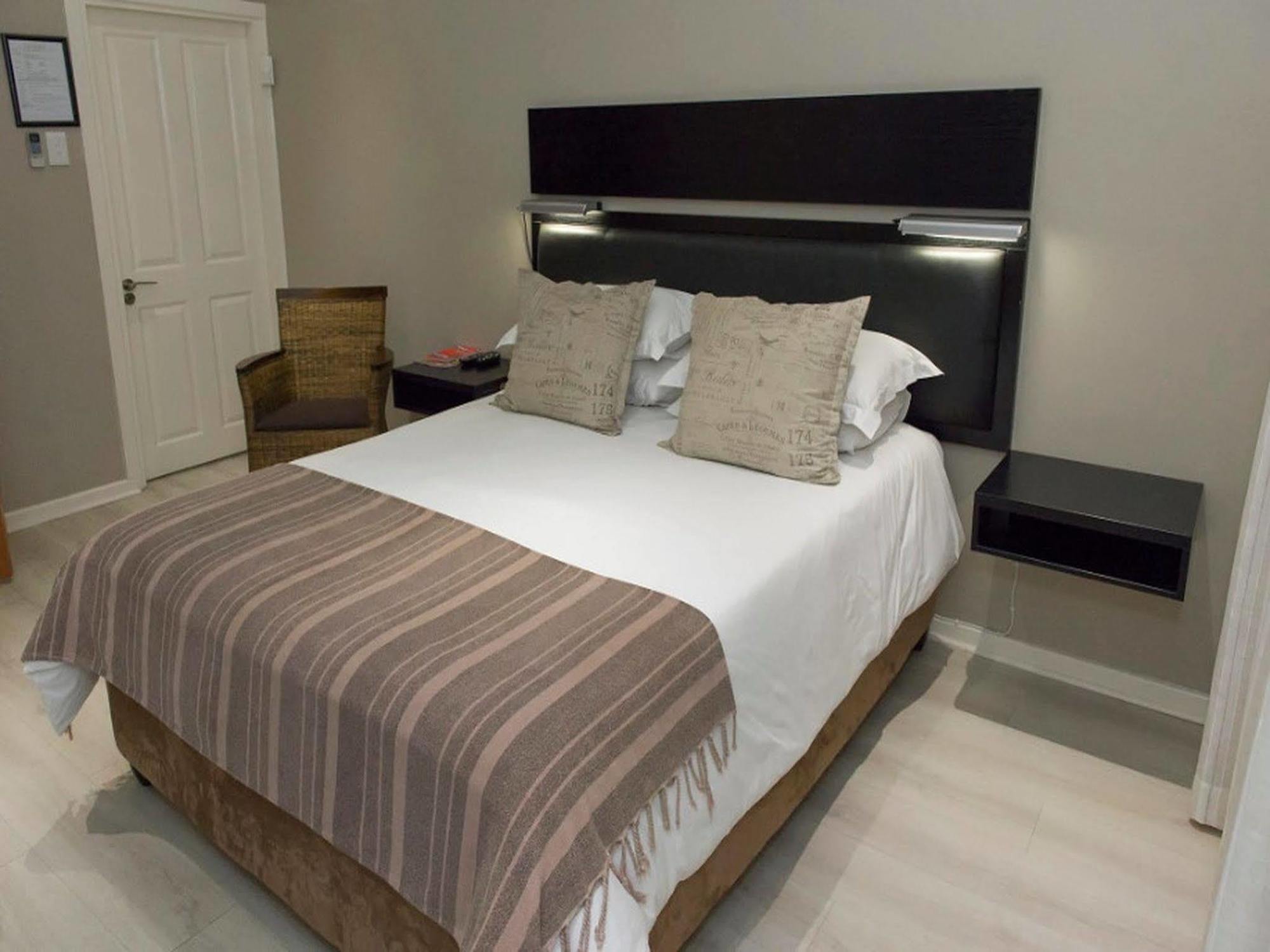The Suburban Guest House Bloemfontein Extérieur photo